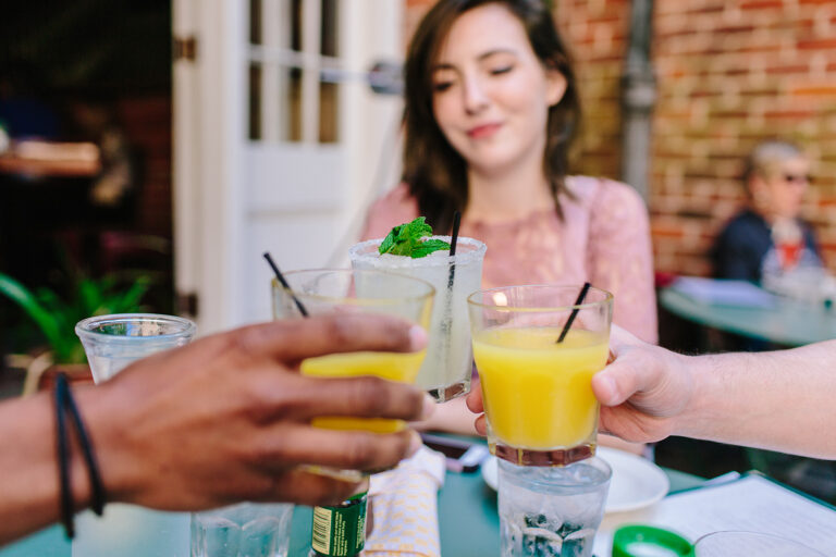 Spaß beim gemeinsamen Brunch mit Orangensaft