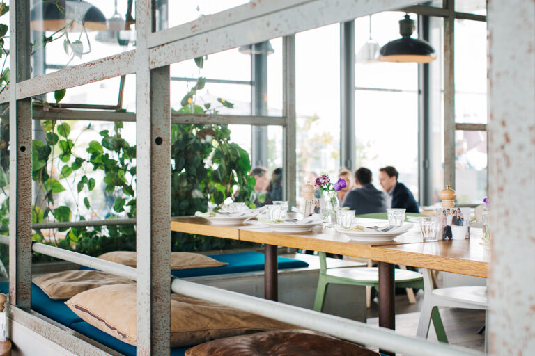 Trendiges Restaurant mit Office Workern beim Business Lunch
